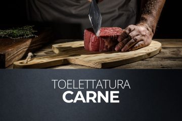 immagine di macellaio che mostra la toelettatura carne