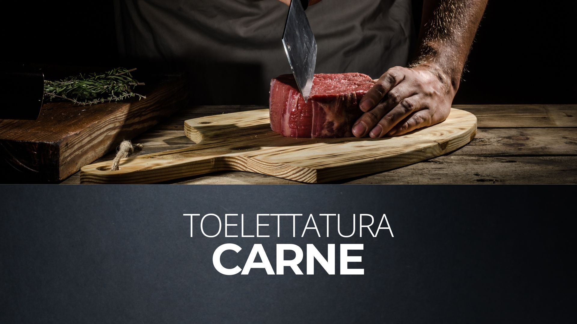 immagine di macellaio che mostra la toelettatura carne